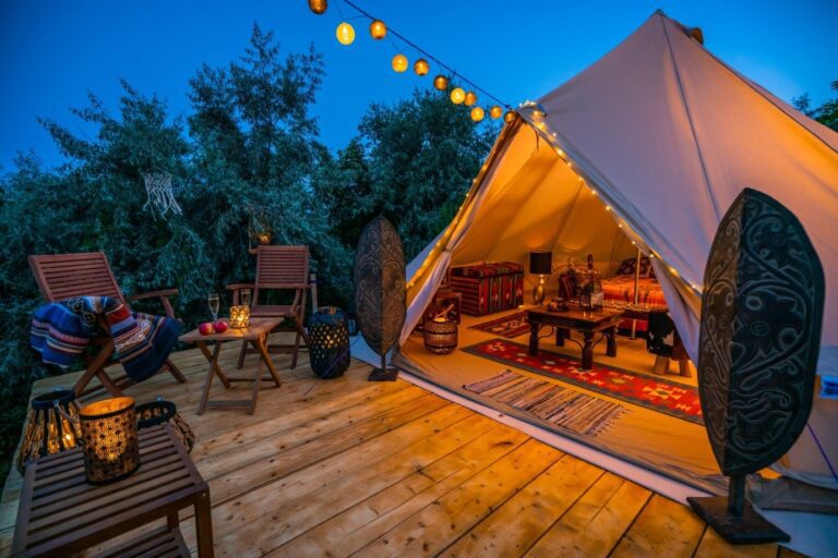 Tren Glamping Terbaru yang Wajib Dicoba Tahun 2025: Liburan Mewah di Tengah Alam
