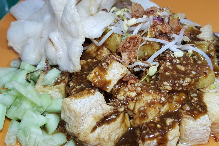 Kuliner Tradisional Surabaya: Nikmatnya Tahu Tek dengan Sambal Petis Khas