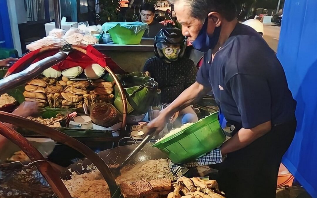 Kuliner Malam Dekat Alun-Alun Malang: Dari Bakso sampai Nasi Goreng Legendaris